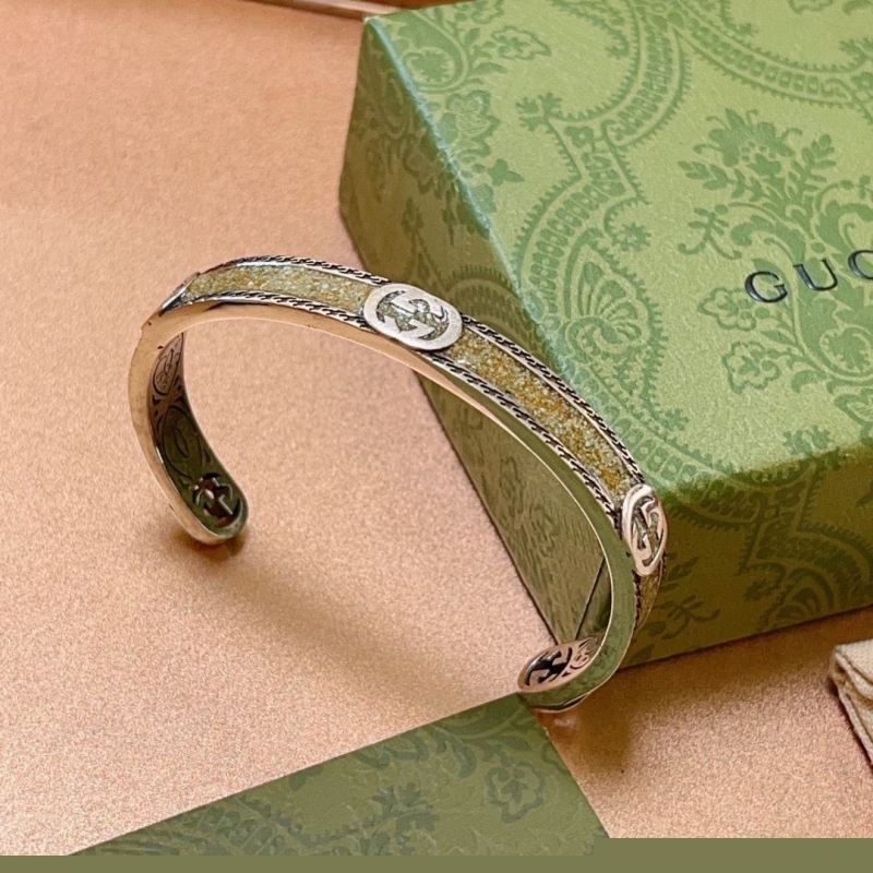 G*u*i bracelets